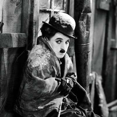 Charles Chaplin värjöttelee kylmässä mökissä elokuvassa Kultakuume.