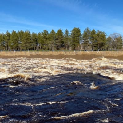 tulvajuoksutus Valajaskosken voimalaitoksella 22.5.2020