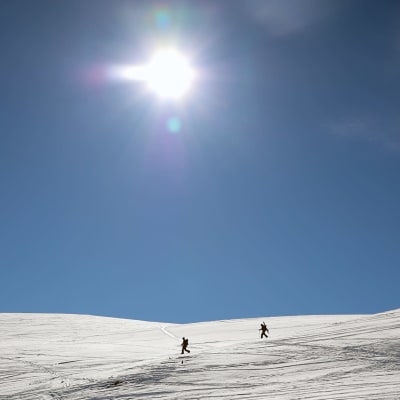 Kaksi hiihtäjää Pallastunturilla.
