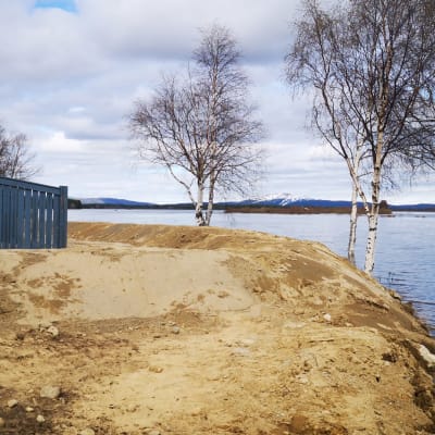 Rivitalon suojaksi rakennettu tulvavalli Kittilässä.