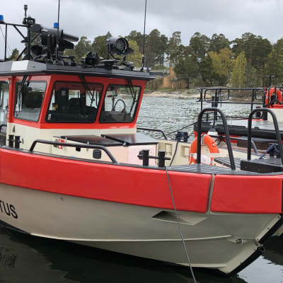 Konneveden pelastusaluksesta, joka oli PV3-sarjan ensimmäinen perämoottoripropulsiolla varustettu pelastusvene – vastaava jollainen tänään tilattiin Tornion vapaaehtoisten meripelastajien työvälineeksi.