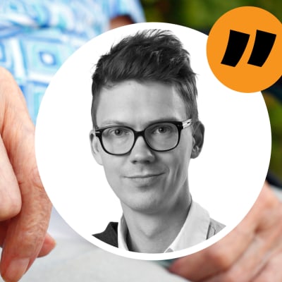 Kommentarsbild med stämpel och reportern Magnus Swanljungs ansikte inne i en boll. Som bakgrundsbild syns två händer som håller i varandra. Man ser på huden att personerna är äldre.