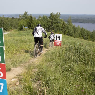 Alamäkipyöräilyn suosio kasvaa - esimakua Tahkon rinteiltä
