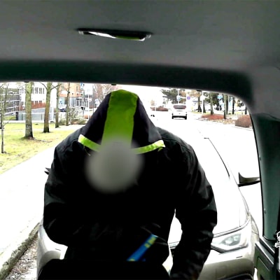 Poliisin videolla epäilty on vastaanottamassa huumausaineiksi olettamiaan paketteja henkilöautosta Vantaalla 4. maaliskuuta 2020.