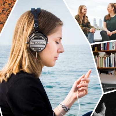 Nainen istuu merenrannalla kuulokkeet päässään, ympärillä kuvia eri podcasteista.
