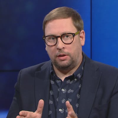 Paavo Arhinmäki A-studiossa.