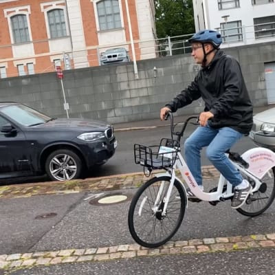Toimittaja Olli-Pekka Kursi kokeilee Juro-kaupunkipyörää.