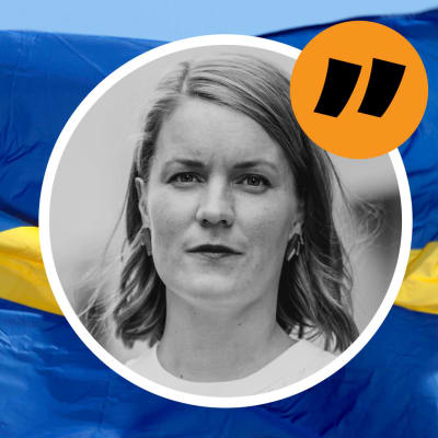 En bild på Sveriges flagga med Marianne Sundholms bild ovanpå.