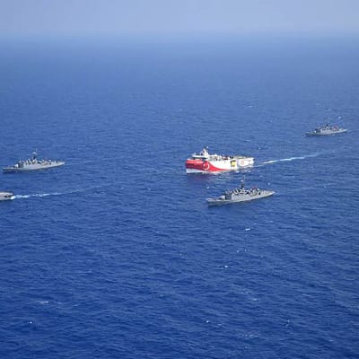 Oruç Reis tutkimusalus Turkin armeijan laivaston saattelemana