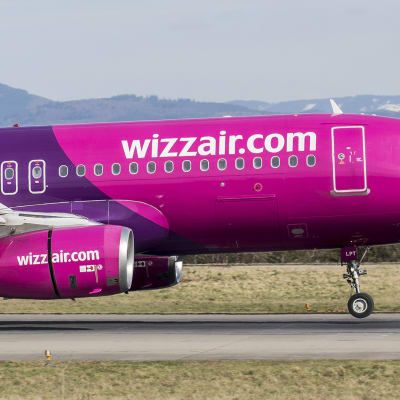 Wizzairin lentokone laskeutumassa Baselin lentokentälle 8. huhtikuuta 2020.