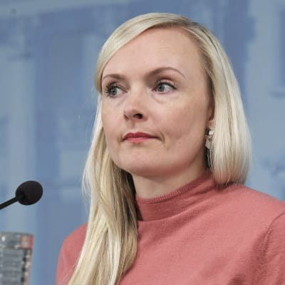 Sisäministeri Maria Ohisalo hallituksen tiedotustilaisuudessa rajapäätöksistä valtioneuvoston linnan tiedotustilassa
