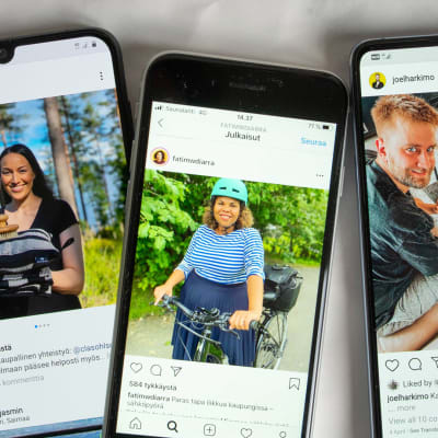Valokuva kolmesta puhelimesta joissa jokaisessa on Instagram auki ruudulla.