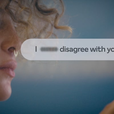 Typsnitt som ändrar fula ord mot snälla. "I hate you blir" "I disagree with you". På bilden syns också en kvinnas ansikte som tittar på texten.