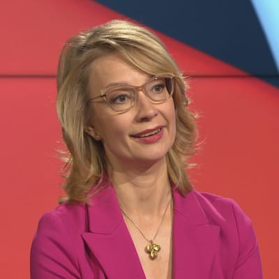 Omistajaohjausministeri Tytti Tuppurainen uskoo, että suomalaiset pelaavat joka tapauksessa, joten on parempi pelata kotimaassa.