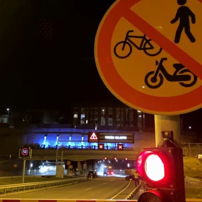 Tampereen Rantatunnelin huoltotöitä yöaikaan, kun tunneli on suljettu liikenteeltä