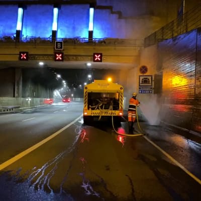 Tampereen Rantatunnelin pesua yöaikaan, kun tunneli on suljettu liikenteeltä