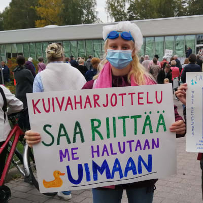 Tapiolalaiset kokoontuivat mielenosoitukseen puolustamaan uimahalliaan