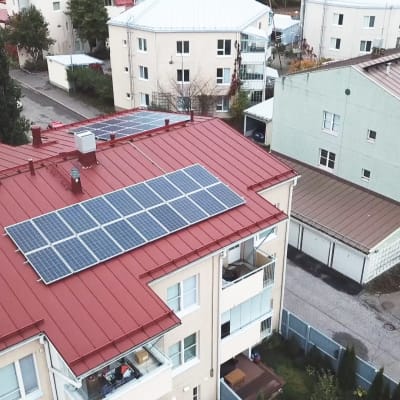 Aurinkopaneeleja kerrostalon katolla.