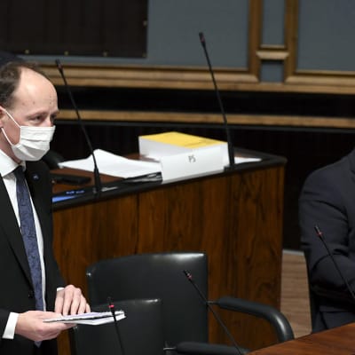Perussuomalaisten Jussi Halla-aho kysyy eduskunnan suullisella kyselytunnilla Helsingissä 22. lokakuuta.