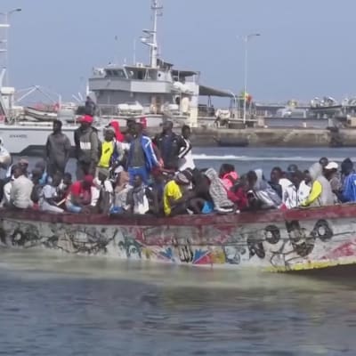 Många senegaleser vill pröva sin lycka i Europa. De kommer i små båtar och alla klarar inte av resan. 19.11.2020