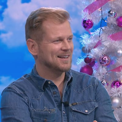 Näyttelijä Antti Luusuaniemi Puoli seitsemän -ohjelmassa
