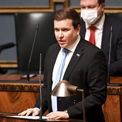 Perussuomalaisten Ville Tavio esitteli puolueen vaihtoehtobudjettia eduskunnan täysistunnossa.