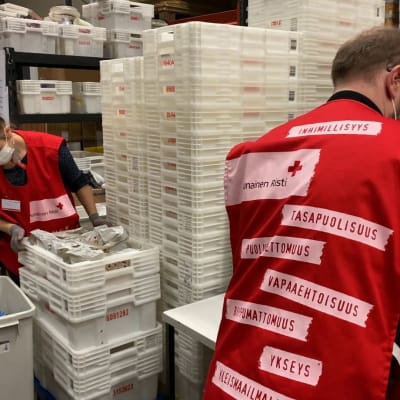 SPR:n vapaaehtoiset pakkaavat ruoka-apua Tampereen Ruokapankissa