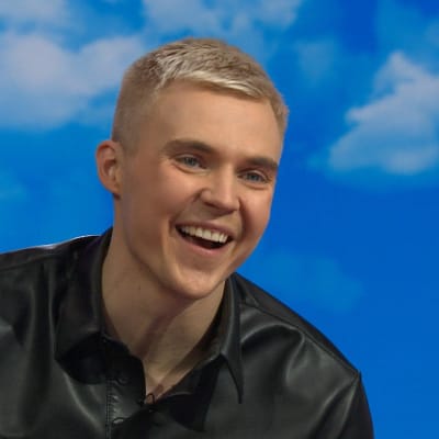 Laulaja-lauluntekijä Elias Kaskinen Puoli seitsemän -ohjelmassa