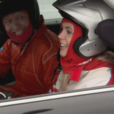 Kauppias Topi Jylhä ja juontaja Susanna Laine istuvat rata-autossa.