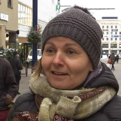 Tuire Liukkonen hymyilee Jyväskylän keskustassa. 