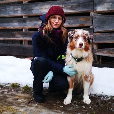 Saana Blomster koiransa Almiiran kanssa.