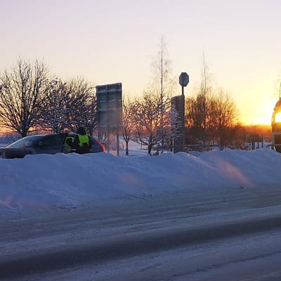 Autoja pysäytetään Suomen ja Ruotsin rajalla Torniossa.