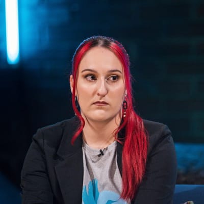 Ellen Ojala studion sohvalla