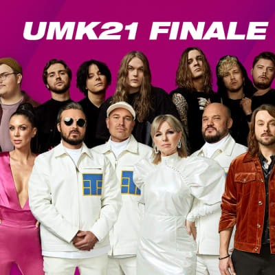 UMK21-finalistit violetin UMK-taustan edessä, kuvassa teksti UMK FINALE LIVE