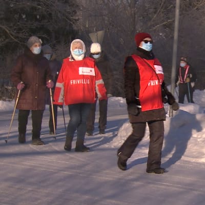 Seniorer på promenad i ett snöigt Pargas