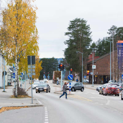 Kuva Sotkamon keskustasta. Kadulla näkyy autoja ja jalankulkijoita.