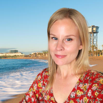 Maija Salmi editoituna kuvaan Barcelonan hiekkarannasta.