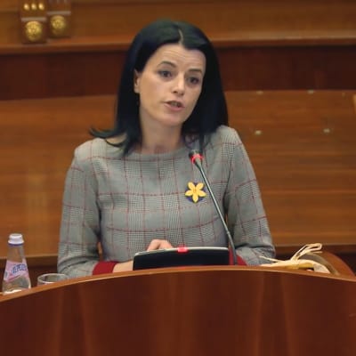 Sotarikoksen kokenut Vasfije Krasniqi-Goodman auttaa nyt muita Kosovon parlamentissa