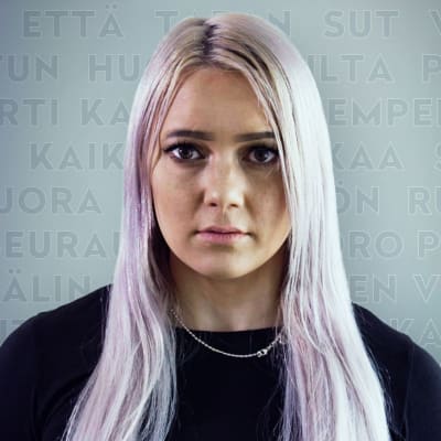 Mira Ahola katsoo kameraan