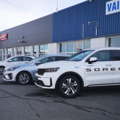 Aineen autoliike Kemissä.