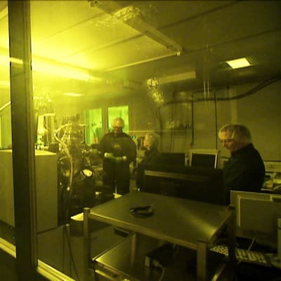 Ett par personer i ett laboratorium.