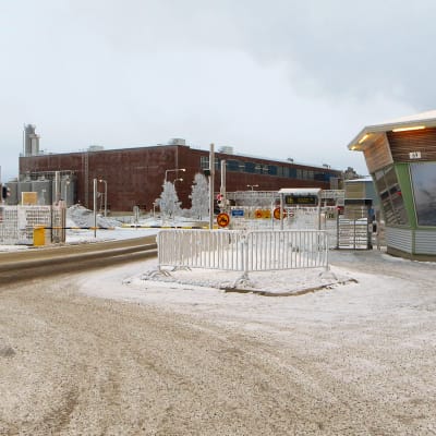 Stora Enson Veitsiluodon tehtaan portti.
