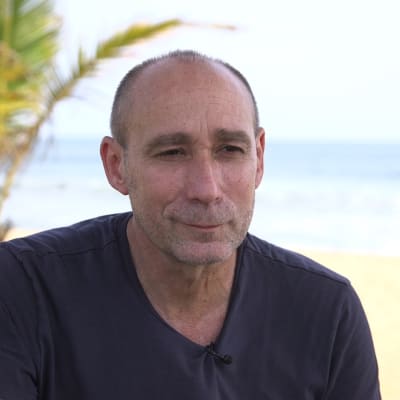 Ranskalainen toimittaja Thierry Cruvellier on kirjoittanut kirjoja muun muassa Kambodzan sotarikosoikeudesta ja Sierra Leonesta.  