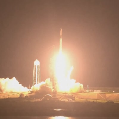 SpaceX rymdraket lyfter från rymdcentret Kennedy i Florida