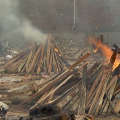 Eldar brinner i ett tillfälligt krematorium.