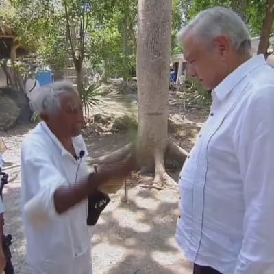 En mayapräst ber inför Mexikos president Andrés Manuel López Obrador