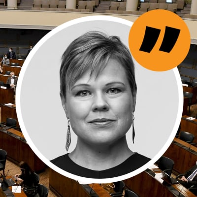 Riksdagens plenum den 14 maj 2021. Ovanpå en bild på redaktör Ingemo Lindroos. Bildmontage.