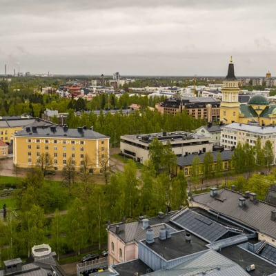 Oulun kaupunkia droonista kuvattuna.