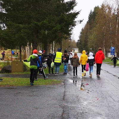 Kemin Hepolan koululaiset keräsivät roskia luonnosta.