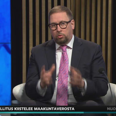 Kansanedustaja Paavo Arhinmäki puolusti A-studiossa maakuntaveroa.